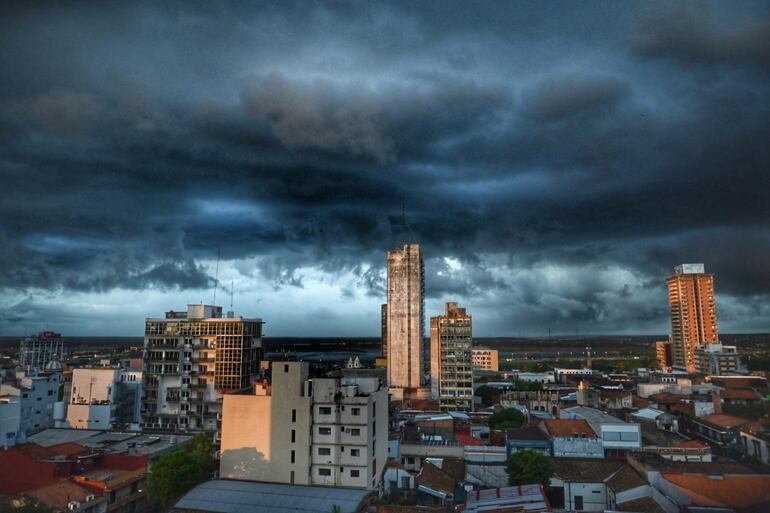 Vista del cielo en Asunción, donde también se incluye la alerta desde Meteorología.