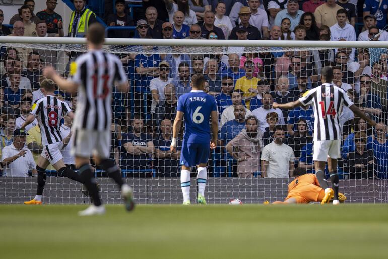 Anthony Gordon de Newcastle (L) anota 0-1 durante el partido de fútbol de la Premier League inglesa entre Chelsea FC y Newcastle United, en Londres, Gran Bretaña, el 28 de mayo de 2023.