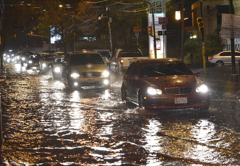 Imagen de archivo y referencia: lluvia y raudal.