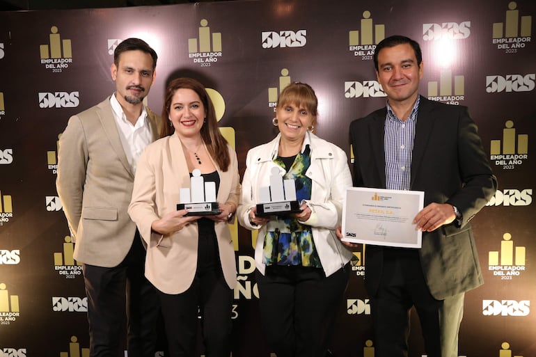 Mario Goia, Rosanna Mendoza, Patricia Chapp y Enrique Ortíz, en representación de Retail S.A. recibieron los meritorios galardones de Empleador del Año y Top Empleador del Año 2023.