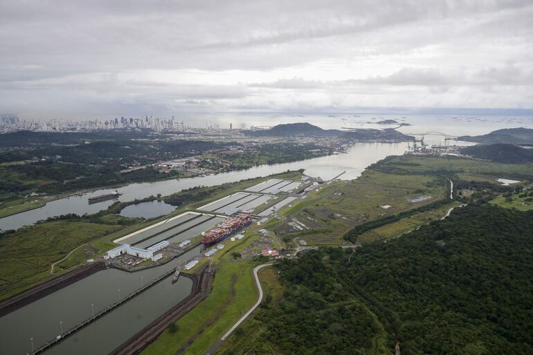 Un buque portacontenedores transita por las esclusas de Cocolí, hoy en el Canal de Panamá en Ciudad de Panamá (Panamá).