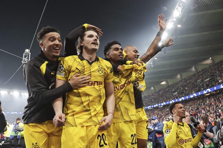 El festejo de los futbolistas del Borussia Dortmund al conseguir el pase a la final de la UEFA Champions League, tras vencer en la vuelta de las semifinales al Paris Saint-Germain.