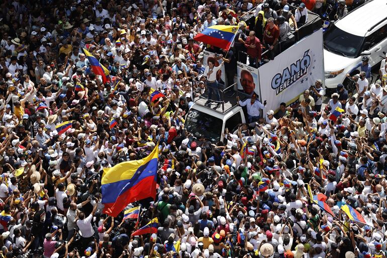 Fotografía de archivo del 17 de agosto de 2024 de la líder de la oposición venezolana María Corina Machado (c) en un acto de campaña en Caracas (Venezuela). Las presidenciales del 28 de julio en Venezuela generaron la mayor crisis política del último lustro en el país, después de que el Consejo Nacional Electoral (CNE) otorgara a Nicolás Maduro un triunfo ampliamente cuestionado por parte de la comunidad internacional y rechazado por la oposición mayoritaria, que reivindica la victoria de su candidato, Edmundo González Urrutia.