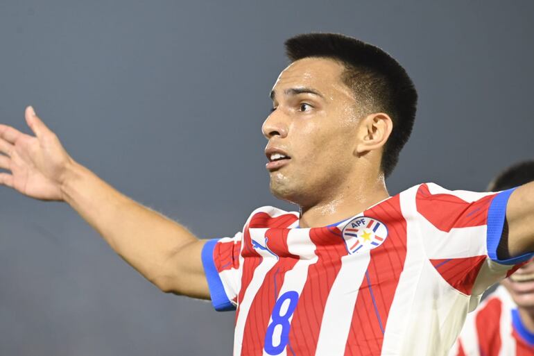 Diego Gómez, jugador de la selección de Paraguay, festeja un gol en el partido frente a Brasil por las Eliminatorias Sudamericanas al Mundial 2026 en el estadio Defensores del Chaco, en Asunción, Paraguay.