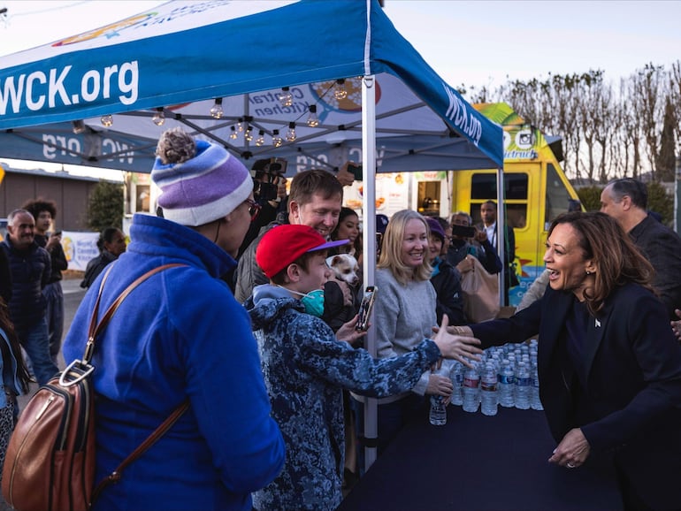 La exvicepresidenta Kamala Harris (d) aprovechó el regresó a su estado natal este lunes para unirse a los esfuerzos de socorro en los incendios forestales sirviendo comida en dos sitios de World Central Kitchen en Altadena. El nuevo presidente de Estados Unidos, Donald Trump, destituyó al cocinero español José Andrés, fundador de la ONG World Central Kitchen, del puesto que tenía como asesor presidencial en deportes, ejercicio físico y nutrición. 