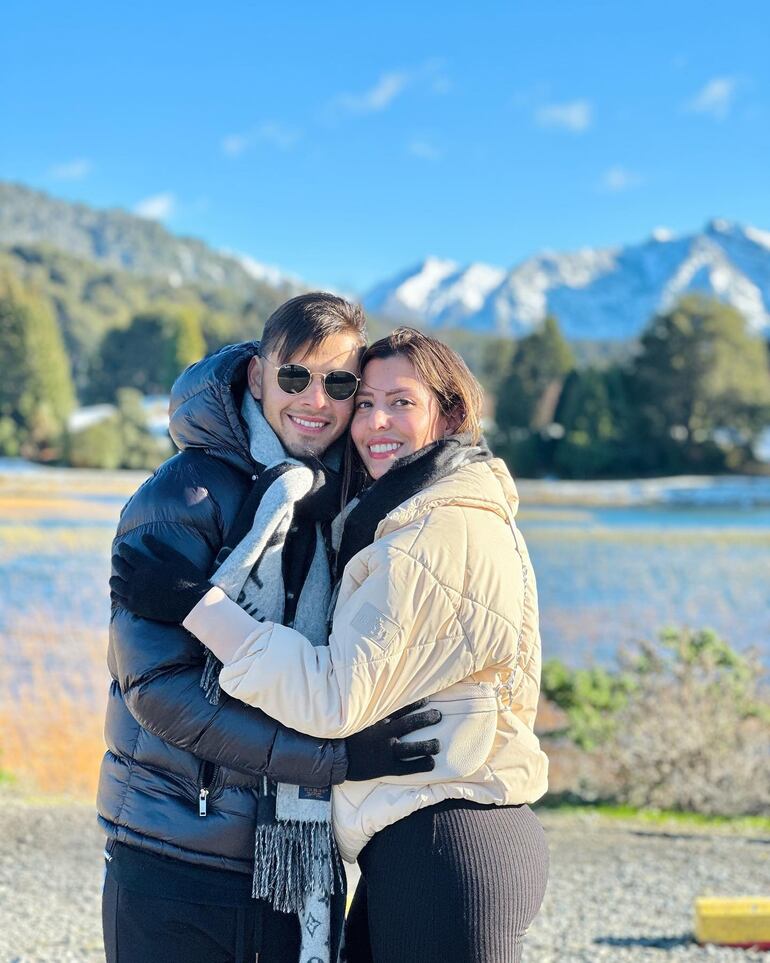 Óscar Romero y Jani González se mostraron muy felices y enamorados desde el sur de Argentina. (Instagram/Jani González)