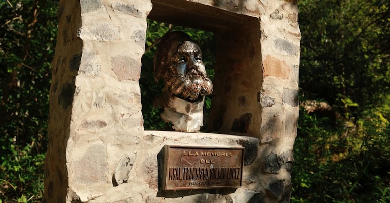 El busto del Mcal. Francisco Solano López perpetúa su memoria en Cerro Corá.