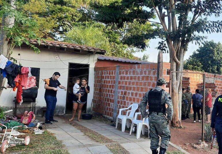 Una de las casas allanadas en la localidad de San Antonio por personal de Antinarcóticos de la Policía Nacional y la fiscalía.