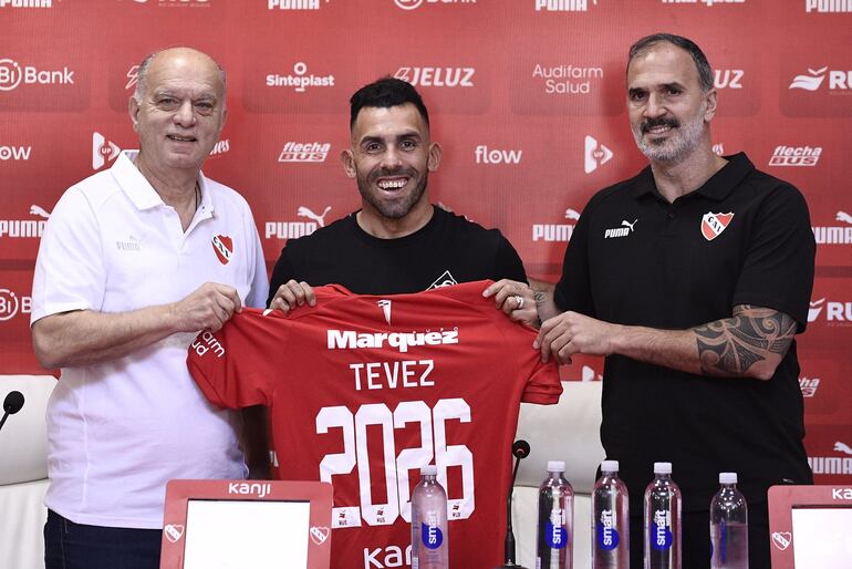 Carlos Tévez (centro), durante su renovación con Independiente.