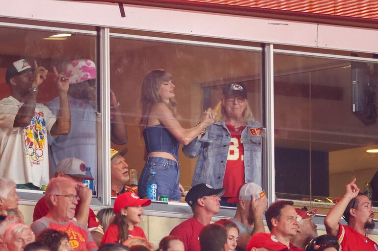 Taylor Swift reacciona con Donna Kelce mientras los Kansas City Chiefs se enfrentan a los Baltimore Ravens. (Christian Petersen/Getty Images/AFP)

