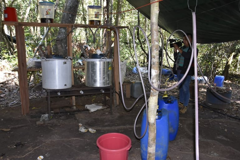 Dos impresionantes laboratorios de procesamiento de cocaína, de donde despegó el narcopiloto paraguayo, fueron desmantelados tras la detención del militar retirado de nuestro país.