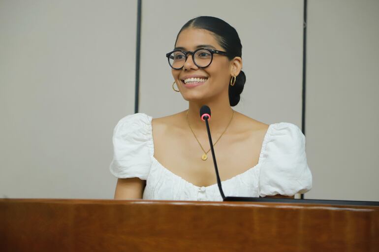 Majo Cabrera se mostró muy feliz al recibir el homenaje en la Cámara de Senadores.