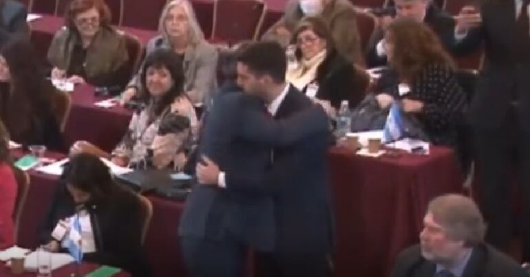 Abrazo entre Alejandro Karlen de Argentina y Rubén Rubín de Paraguay en el Parlasur tras polémicas declaraciones de guerra.