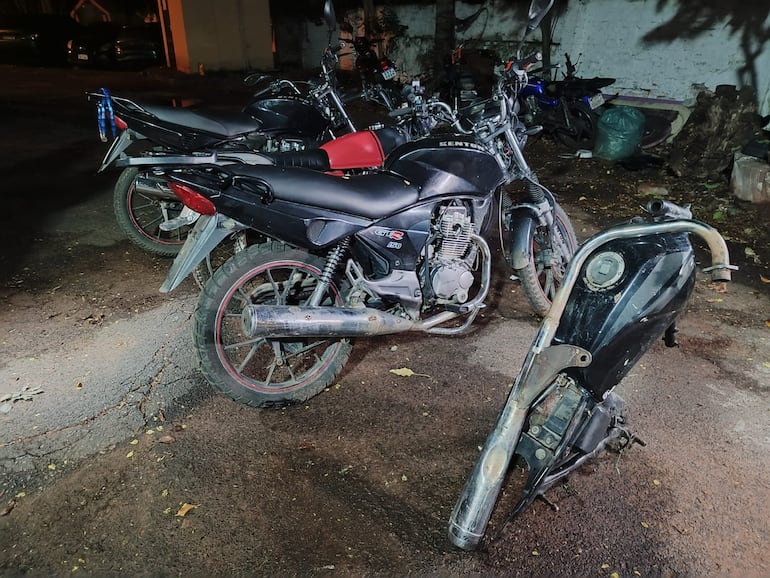 Motos y chasis recuperados durante el procedimiento.