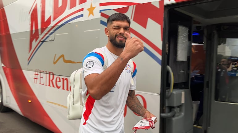 Los jugadores de Paraguay suben al bus para el viaje hasta el Defensores del Chaco.