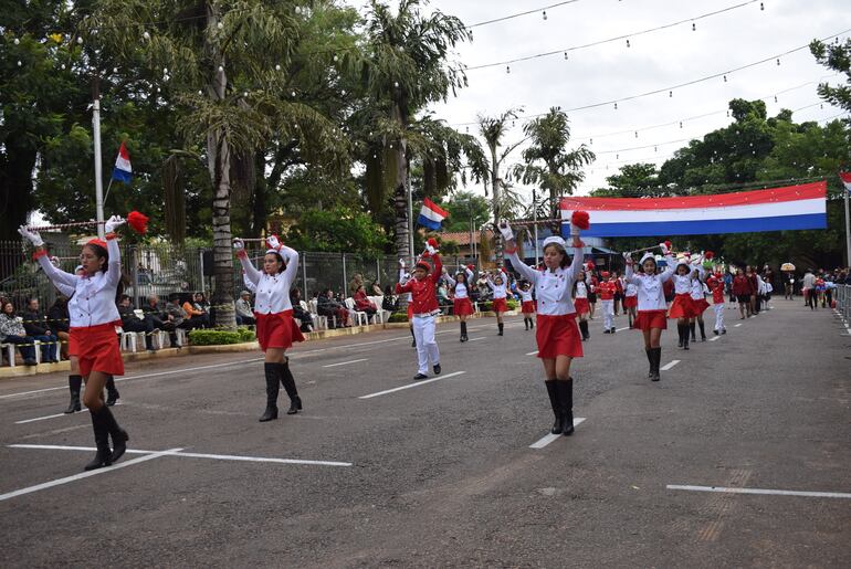 Estudiantes del colegio llegaron desde la compañía para rendir  homenaje al municipio.