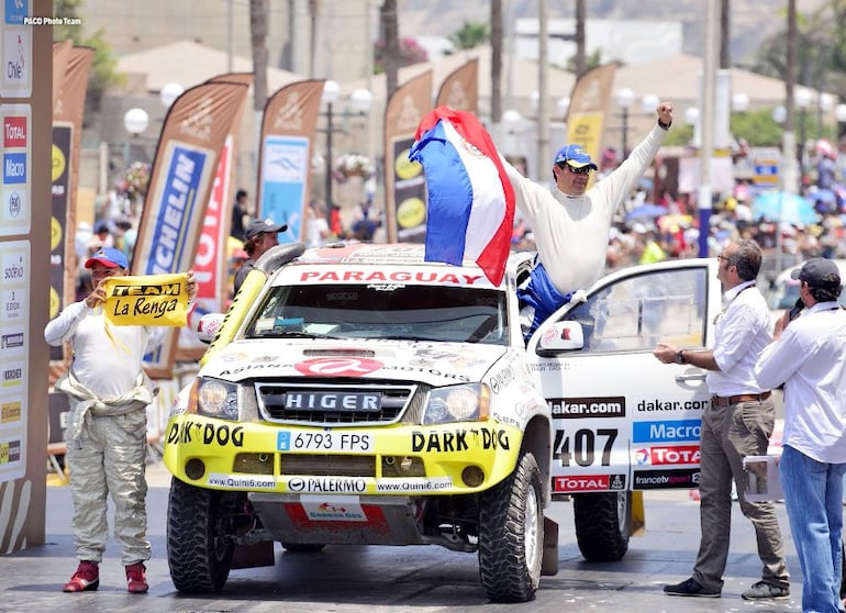 Beto Recalde y Carlos Zarca, del Team La Renga, pasando por la rampa de salida del Dakar 2013.