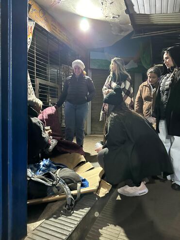 “Noches Solidarias”: voluntarios ayudan a personas en situación de calle durante noches de frío