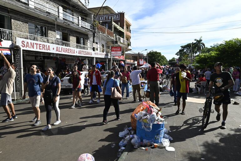 Los basureros colocados no dan abasto ante la inmensa cantida de basura que se acumula cada año por la peregrinación de Caacupé.