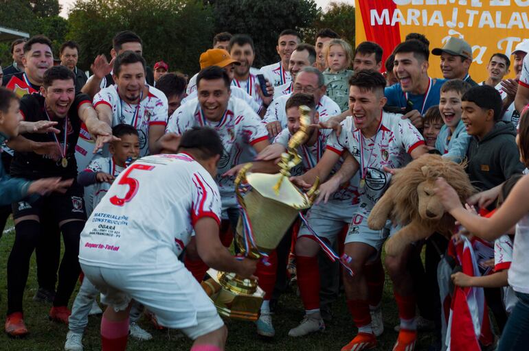 Los jugadores del Sport Central festejan después de 11 años de sequía.