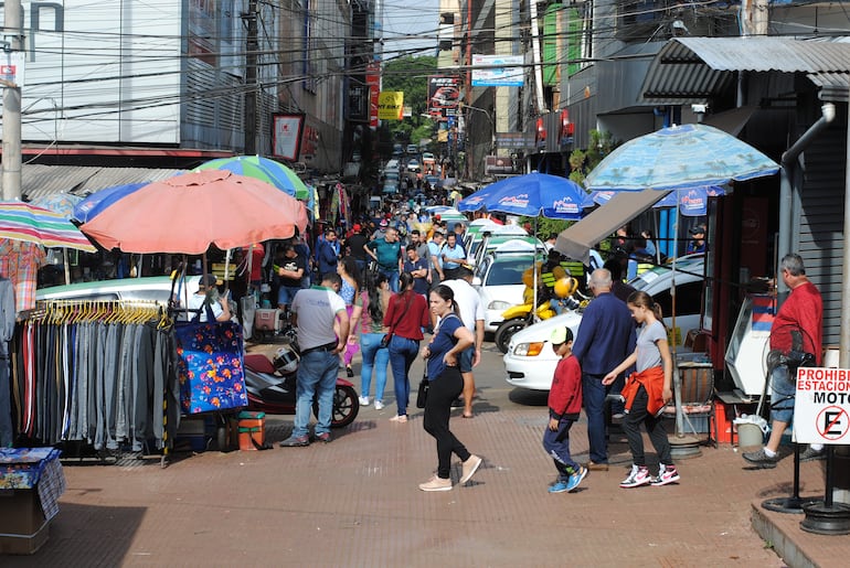 Pequeños comercios entre las grandes galerías en el microcentro de Ciudad del Este.