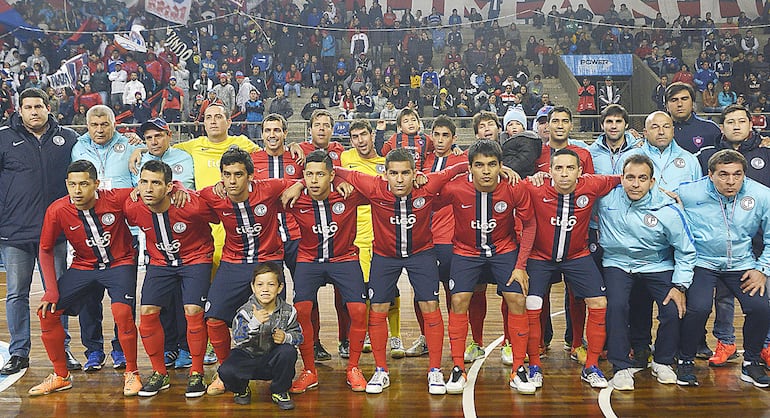 Plantel de Cerro Porteño, campeón de la  Libertadores 2016, que se disputó en nuestro país. La delegación viaja hoy a Uruguay.