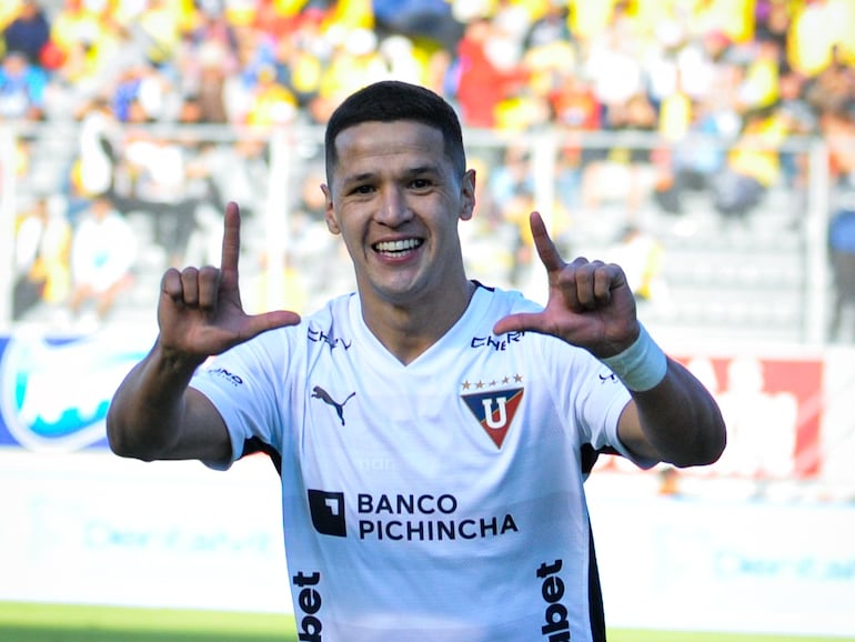 El paraguayo Alex Arce, jugador de Liga de Quito, celebra un gol en el partido frente a Aucas por la Liga Pro de Ecuador.