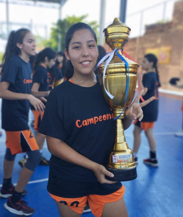 Mía Lezcano, 13 años, una de las más pequeñas del plantel campeón. 