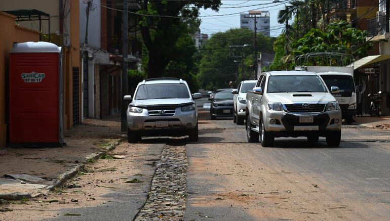 Corte en el asfalto en la calle Tercera Proyectadas y Ayolas.