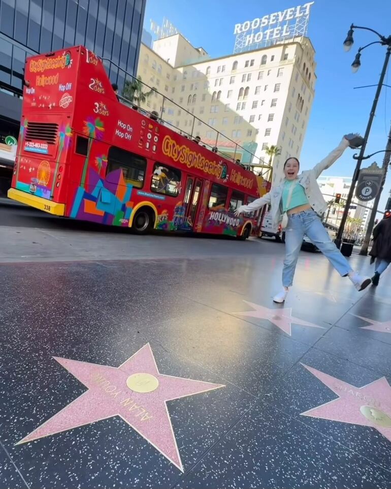 ¡Feliz! Stephie Niella De Recalde en Los Ángeles, California. (Captura de la historia de Instagram de Chichi De Recalde)