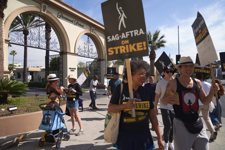 Miembros del Sindicato de Guionistas (WGA) continúan apoyando la huelga iniciada por el Sindicato de Actores SAG-AFTRA.