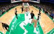 Kristaps Porzingis, jugador de Boston Celtics, en el primer partido de las finales de la NBA contra Dallas Mavericks en el TD Garden, en Boston, Massachusetts.