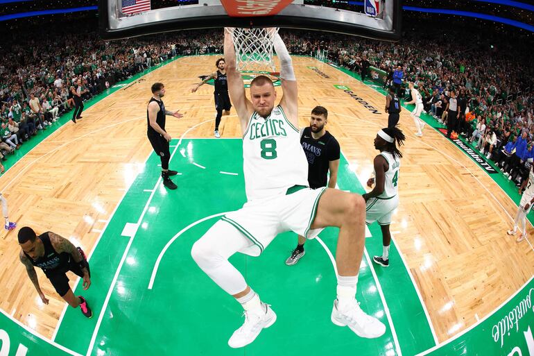 Kristaps Porzingis, jugador de Boston Celtics, en el primer partido de las finales de la NBA contra Dallas Mavericks en el TD Garden, en Boston, Massachusetts.