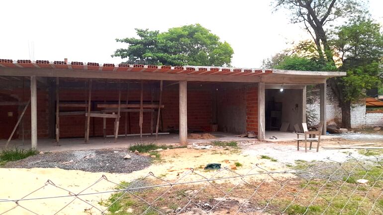 En la foto remitida por el edil, se puede ver la construcción de salones comerciales en el terreno frente al Botánico, donde debía ser parque.