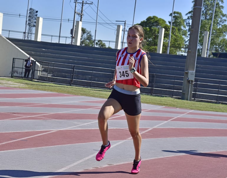 Renata Bibolini, ganadora de los 800 metros, ayer.