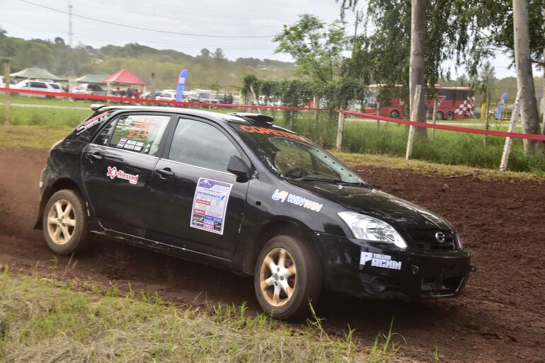 Nelson Kahn (padre e hijo), con ésta unidad del Toyota Allex, se alzaron con el primer lugar del podio en la Clase RC3-16V.