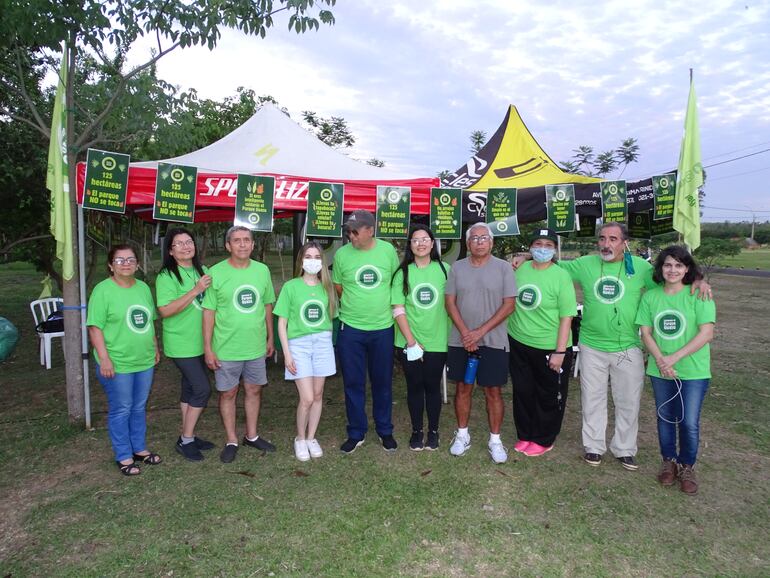 Miembros de la organización Salvemos Nuestro Parque Guasu celebrarán esta tarde los once años del espacio verde.