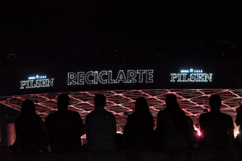 Toda una multitud disfruta del festival ReciclArte en el anfiteatro José Asunción Flores de San Bernardino.