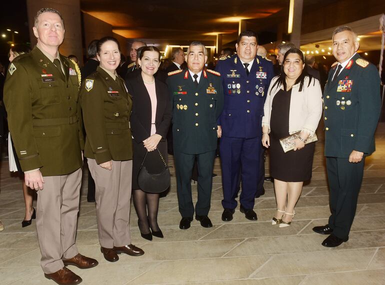 Cnel. Lance Awbrey, Dustin Schultz, Sara de Moreno, Gral. César Moreno, Gral. Arturo González, Marta Cabrera y el Gral. Manuel Rodríguez.