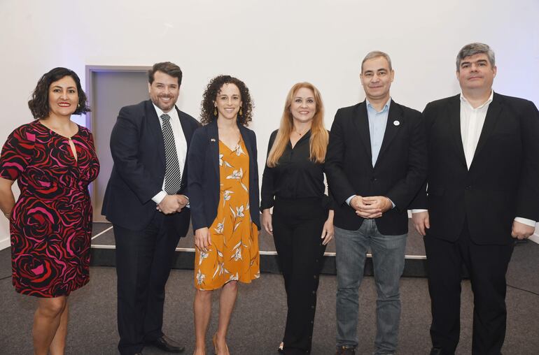 Karen Coronel, Ángel Ayala, Leanne Cannon, Celina Lezcano, Fabrizzio Zucchini y Andrés Veirano.