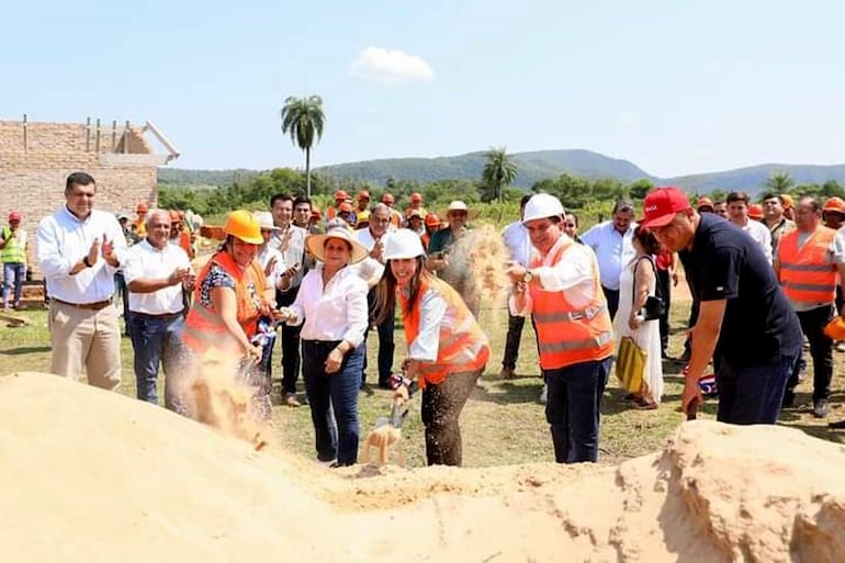 Dan palada inicial para 56 viviendas económicas en distritos de Paraguarí.