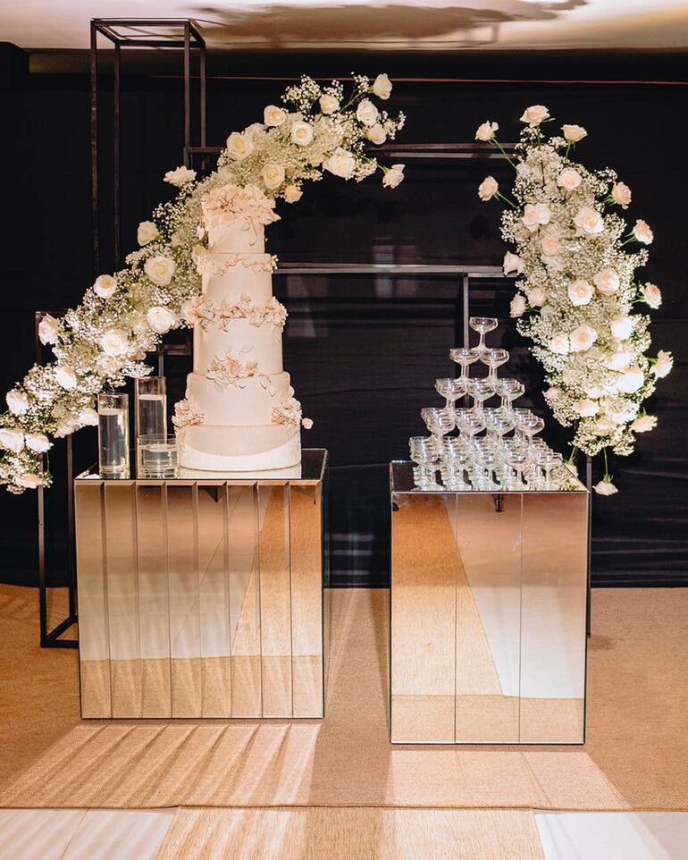 La fiesta de bodas fue ambientada con flores naturales por Karen Dalles.