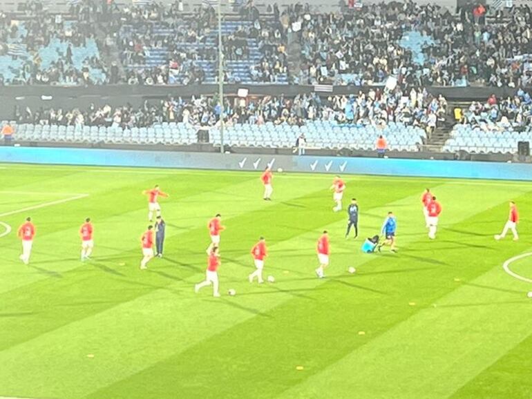 La selección de Paraguay realiza la entrada en calor en el estadio Centenario de Montevideo.