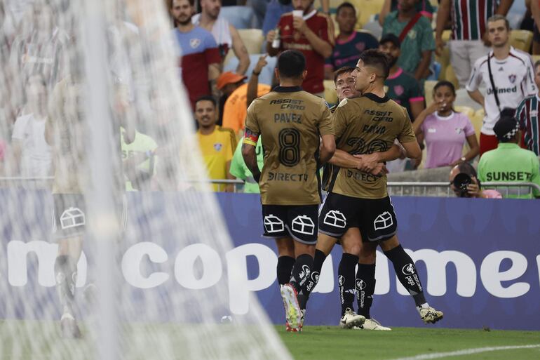 El paraguayo Guillermo Paiva (d), jugador de Colo Colo, celebra un gol en el partido frente a Colo Colo por la fase de grupos de la Copa Libertadores 2024 en el estadio Maracaná, en Río de Janeiro, Brasil.