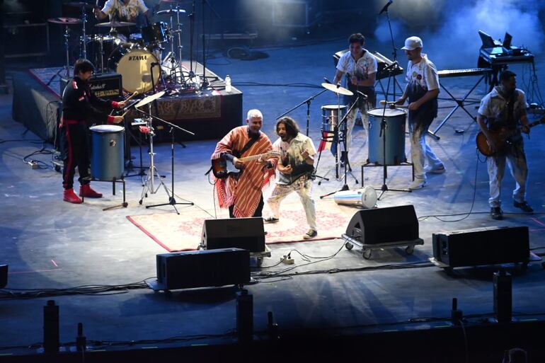 Juan Cancio Barreto tocando la guitarra eléctrica junto a Altamirano en el Reciclarte 2023.