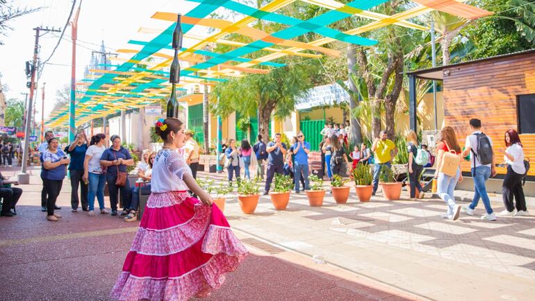 En la Peatonal de San Lorenzo se recordó el día del folklore con la presentación de varios números artísticos del que participaron varios jóvenes sanlorenzanos. Además el Cuerpo de Bomberos de San Lorenzo A1 verdes de San Lorenzo ofrecieron el vaca akangue yvyguy a los presentes con blandas mandiocas. El encuentro folklórico se desarrolló frente al teatro Municipal donde varias personas disfrutaron de la actividad.