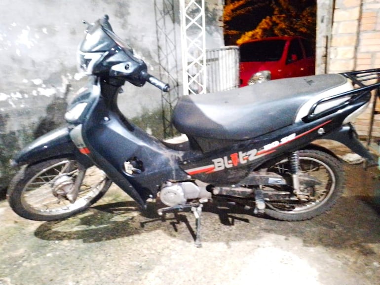 Efectivos policiales de Escobar recuperan la motocicleta hurtada del estacionamiento del Hospital Regional de Paraguarí.