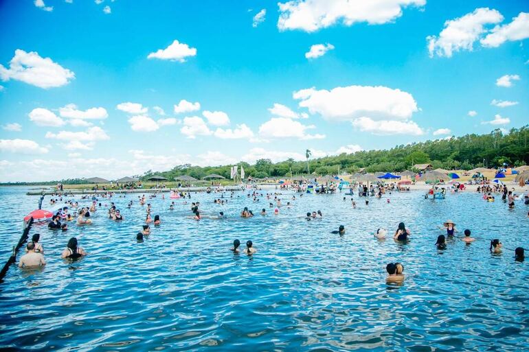 El majestuoso y paradisíaco sitio natural Laguna Blanca espera a la gente para disfrutar la playa durante este largo fin de semana