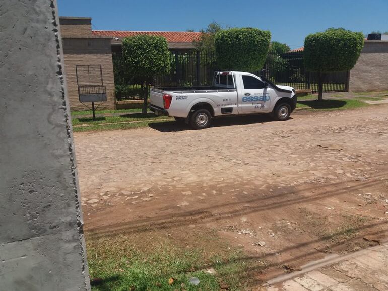 Camioneta de la Essap, frente al domicilio particular de un funcionario