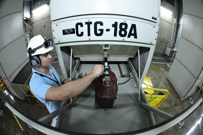 Trabajos de mantenimiento de la Unidad 18 A de la central hidroeléctrica paraguayo/brasileña Itaipú, de 50 Hz.